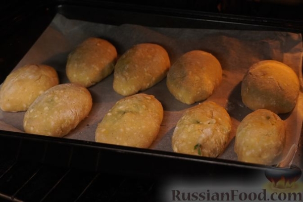 Картофельно-творожные пирожки с зеленью и яйцом
