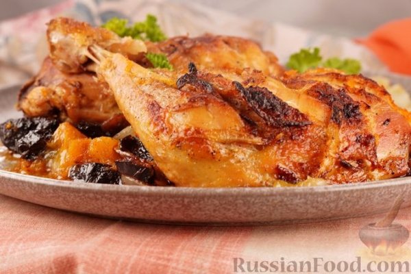 Куриные окорочка, запечённые с апельсином и черносливом