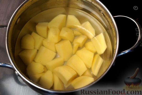 Картофельно-творожные пирожки с зеленью и яйцом
