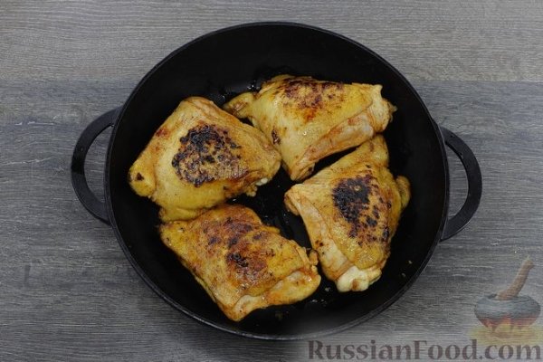 Куриные бёдра, запечённые с брюссельской капустой и помидорами