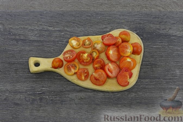 Куриные бёдра, запечённые с брюссельской капустой и помидорами