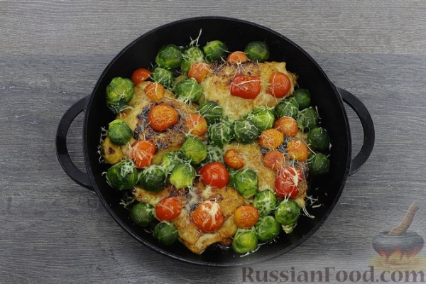 Куриные бёдра, запечённые с брюссельской капустой и помидорами