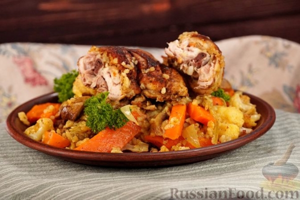 Куриные окорочка, запечённые с рисом, грибами и цветной капустой (в рукаве)