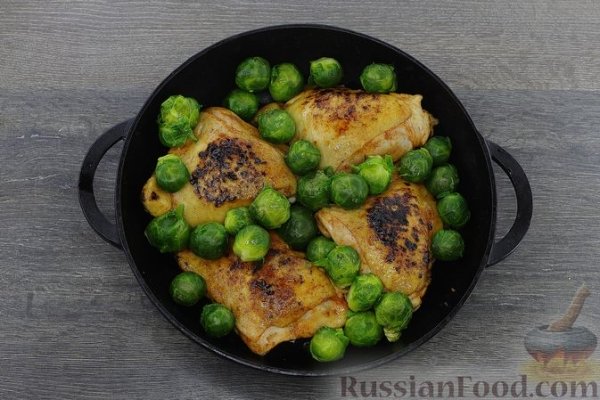 Куриные бёдра, запечённые с брюссельской капустой и помидорами