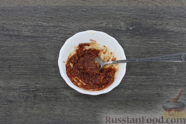 Куриные бёдра, запечённые с брюссельской капустой и помидорами