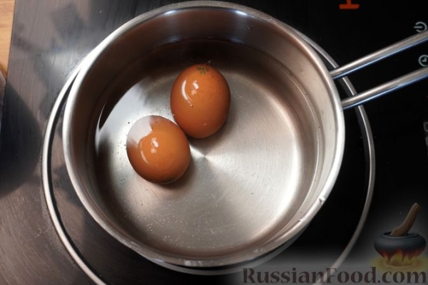 Картофельно-творожные пирожки с зеленью и яйцом