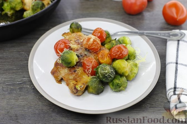 Куриные бёдра, запечённые с брюссельской капустой и помидорами