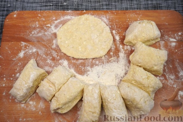 Картофельно-творожные пирожки с зеленью и яйцом