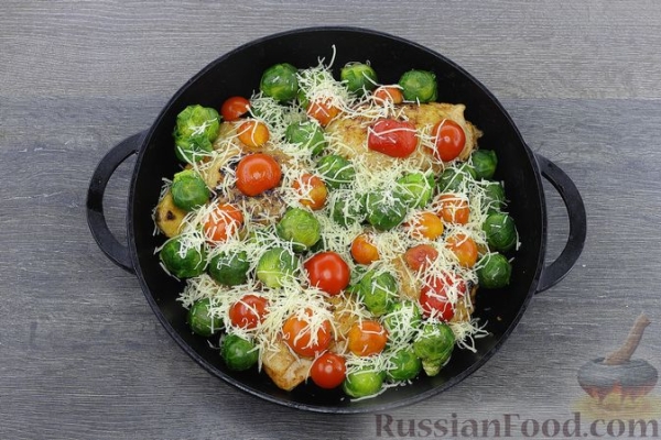 Куриные бёдра, запечённые с брюссельской капустой и помидорами