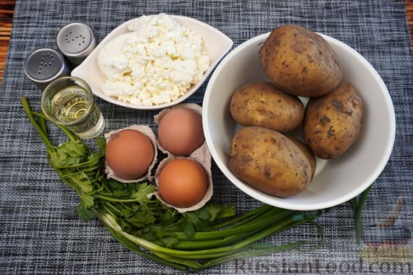 Картофельно-творожные пирожки с зеленью и яйцом