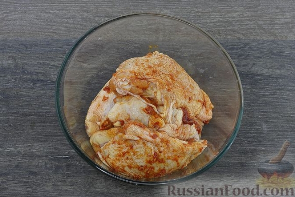 Куриные бёдра, запечённые с брюссельской капустой и помидорами