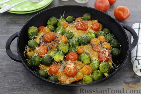 Куриные бёдра, запечённые с брюссельской капустой и помидорами
