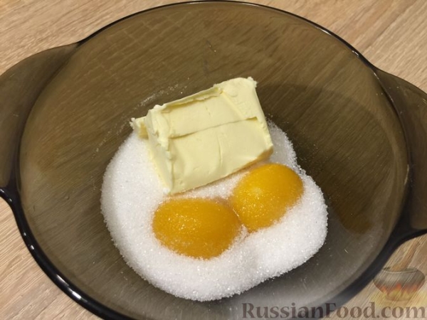 Творожная запеканка с манной крупой и вишнями