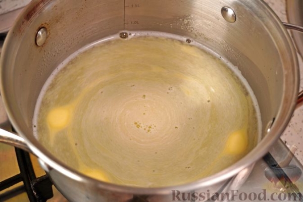 Кукурузная каша с брынзой, беконом и яйцом пашот