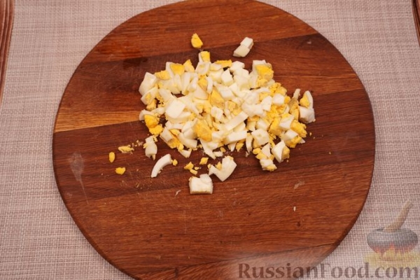 Салат из свёклы с яйцами, маринованными огурцами и черносливом