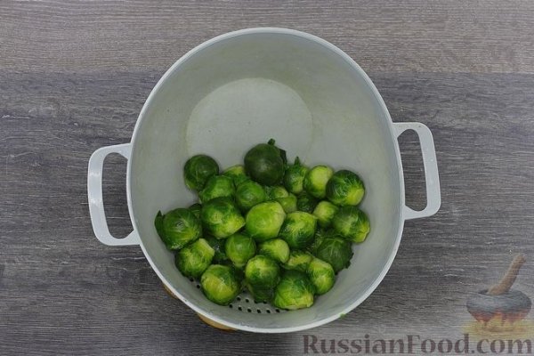 Куриные бёдра, запечённые с брюссельской капустой и помидорами