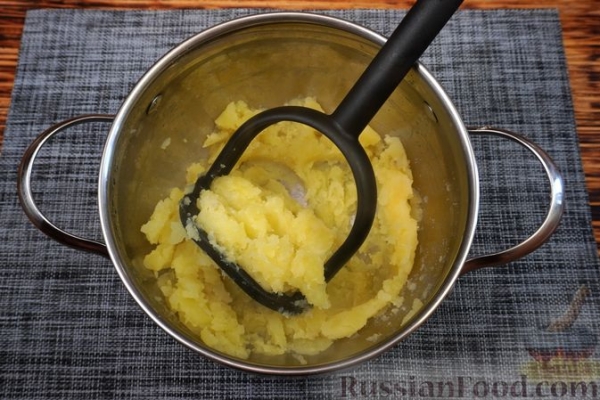 Картофельно-творожные пирожки с зеленью и яйцом