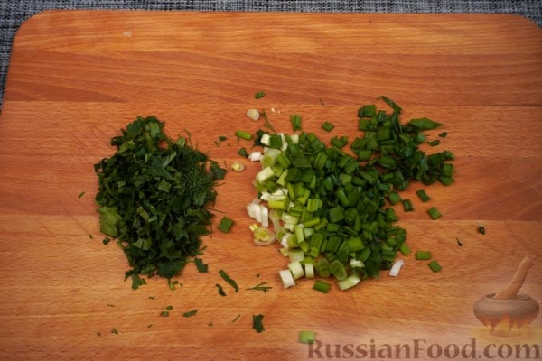 Картофельно-творожные пирожки с зеленью и яйцом
