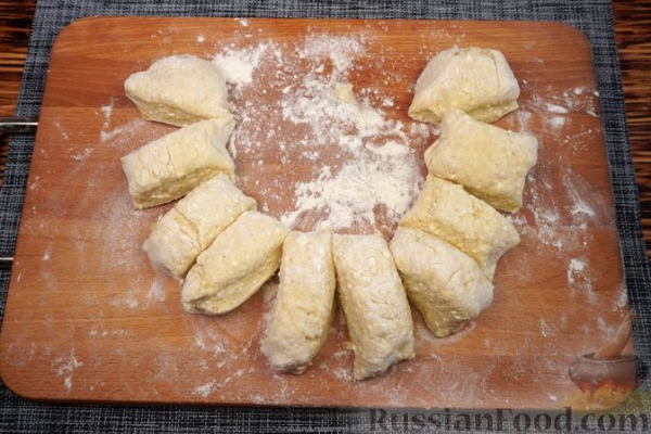 Картофельно-творожные пирожки с зеленью и яйцом