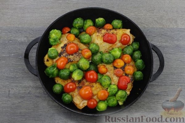 Куриные бёдра, запечённые с брюссельской капустой и помидорами