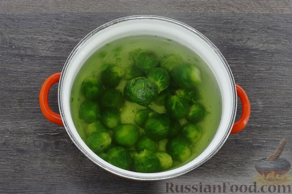 Куриные бёдра, запечённые с брюссельской капустой и помидорами