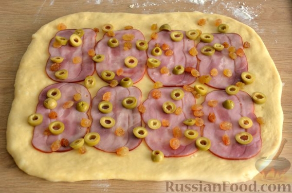 Венесуэльский ветчинный хлеб с оливками и изюмом