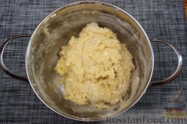 Картофельно-творожные пирожки с зеленью и яйцом