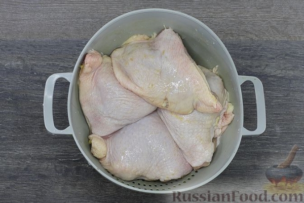 Куриные бёдра, запечённые с брюссельской капустой и помидорами
