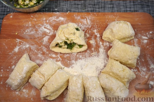 Картофельно-творожные пирожки с зеленью и яйцом