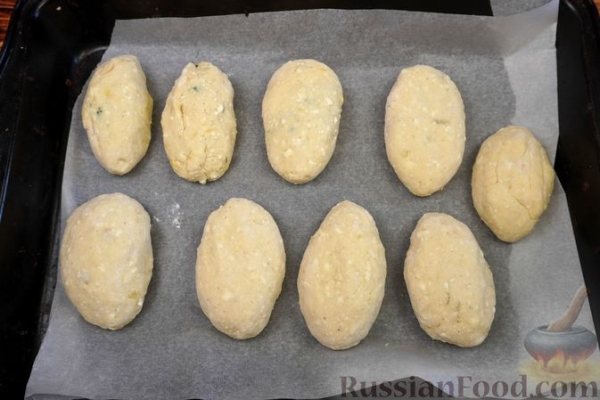 Картофельно-творожные пирожки с зеленью и яйцом