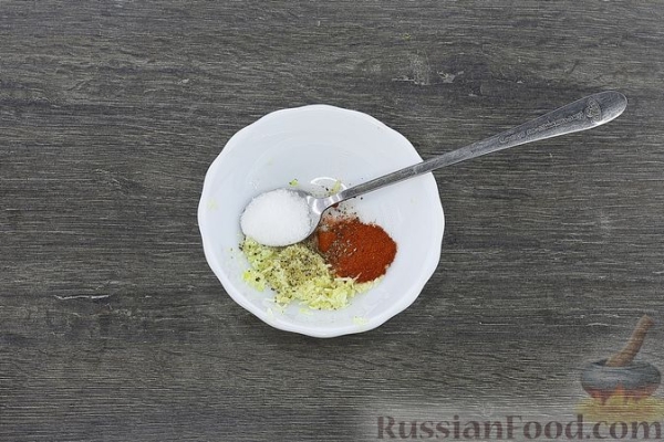 Куриные бёдра, запечённые с брюссельской капустой и помидорами