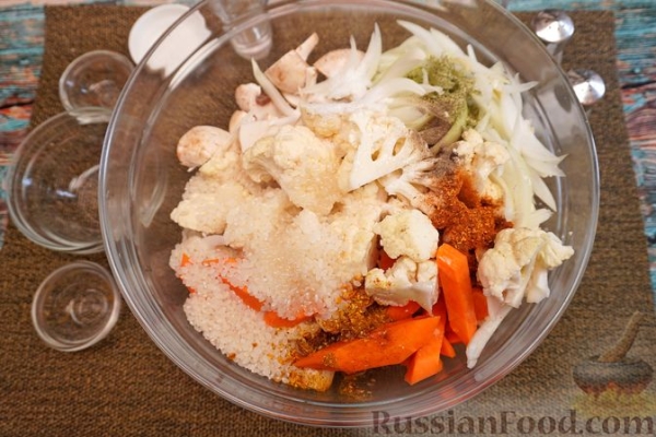 Куриные окорочка, запечённые с рисом, грибами и цветной капустой (в рукаве)