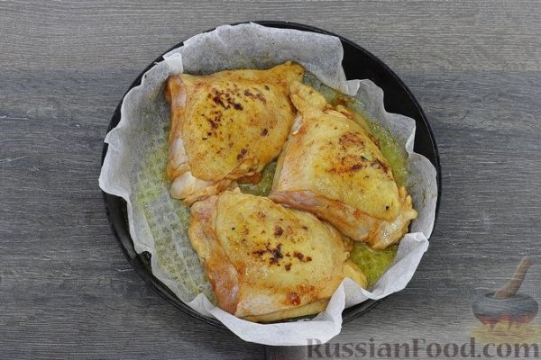 Куриные бёдра, запечённые с брюссельской капустой и помидорами