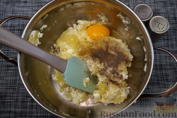 Картофельно-творожные пирожки с зеленью и яйцом