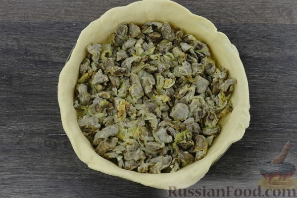 Дрожжевой пирог с куриными желудочками в сметане