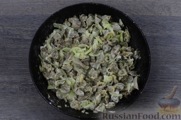 Дрожжевой пирог с куриными желудочками в сметане