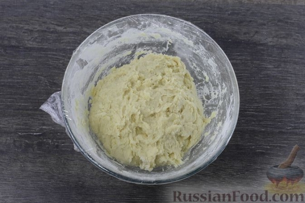 Дрожжевой пирог с куриными желудочками в сметане