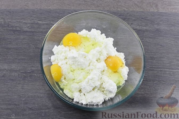 Вафельный торт с начинкой из творога, яблок и изюма