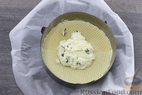Вафельный торт с начинкой из творога, яблок и изюма