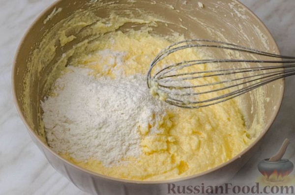 Апельсиновый кекс с клюквой и белковой глазурью