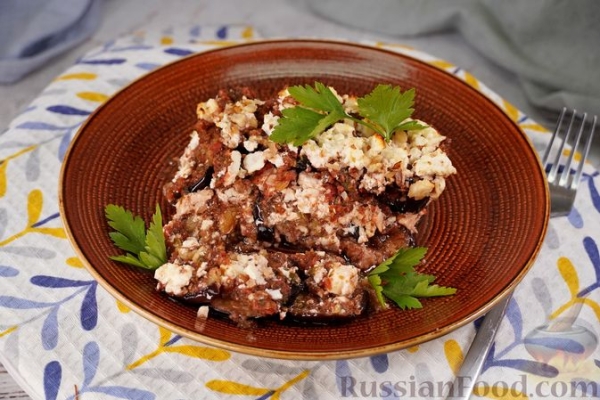 Баклажаны, запечённые с помидорами, брынзой и грецкими орехами