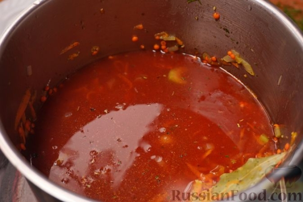 Макароны с чечевицей и сельдереем в томатном соусе