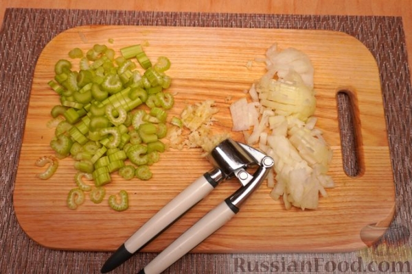Макароны с чечевицей и сельдереем в томатном соусе