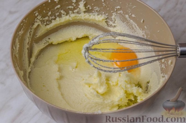 Апельсиновый кекс с клюквой и белковой глазурью