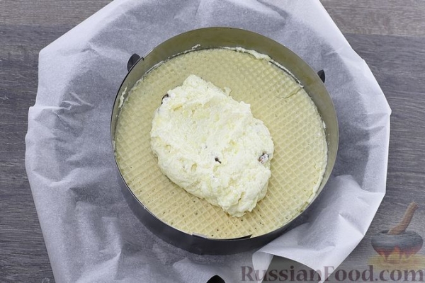 Вафельный торт с начинкой из творога, яблок и изюма