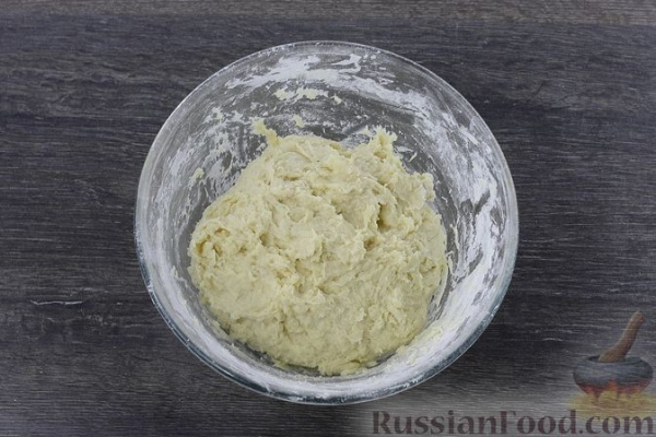 Дрожжевой пирог с куриными желудочками в сметане