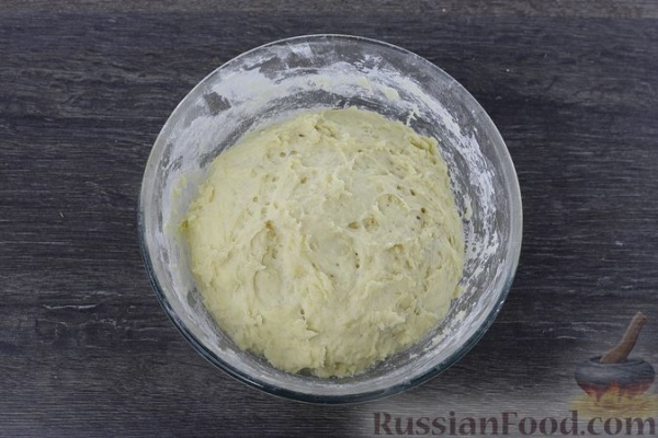 Дрожжевой пирог с куриными желудочками в сметане