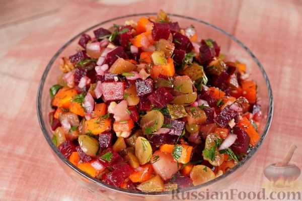 Винегрет с виноградом и орехами