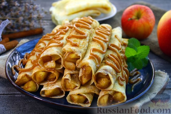 Блинчики с яблоками и корицей