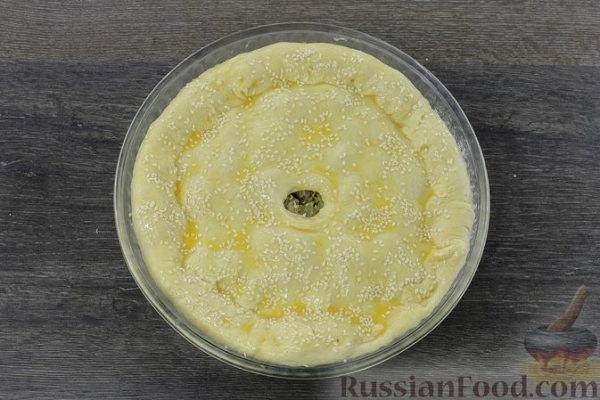Дрожжевой пирог с куриными желудочками в сметане